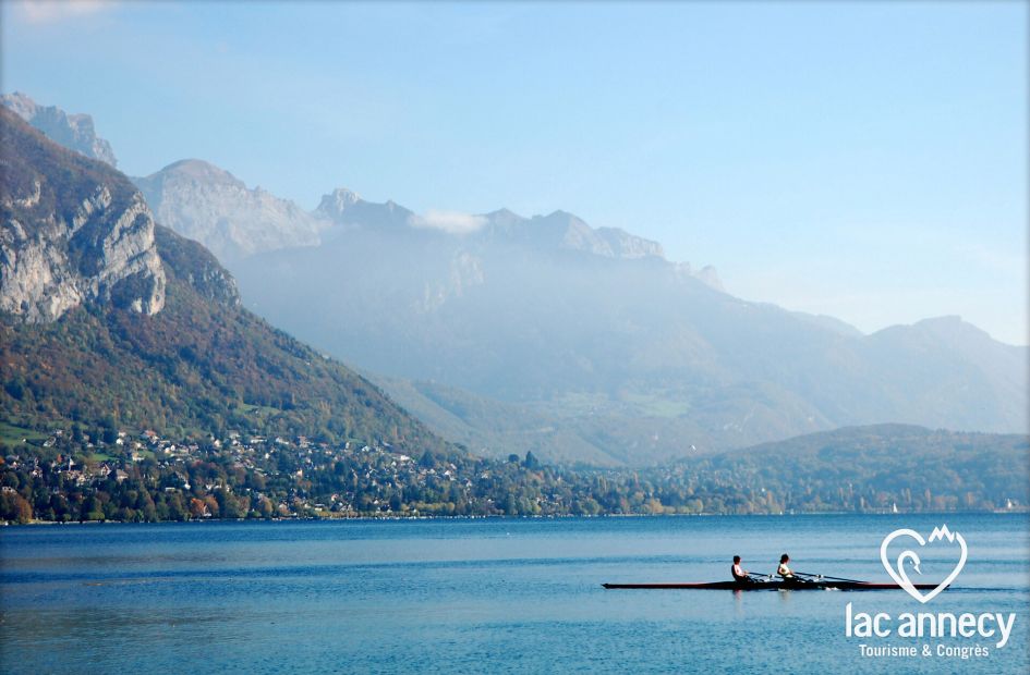 Canoeing across the lake is one of the top things to do in Annecy during summer!