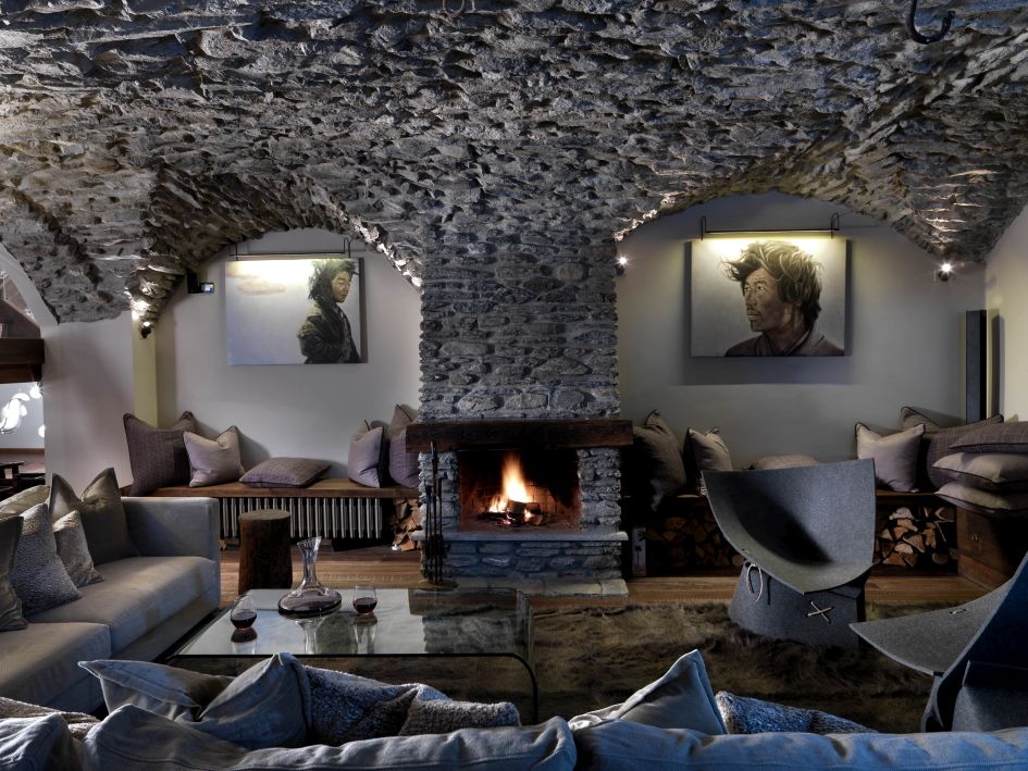 The lounge of Baita 1697, a luxury summer chalet in Sestriere.