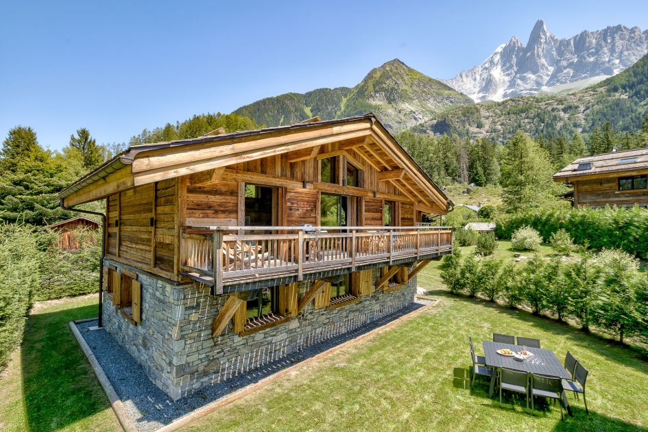 External of Chalet Black Wood, displaying the outdoor table and breathtaking mountain views.