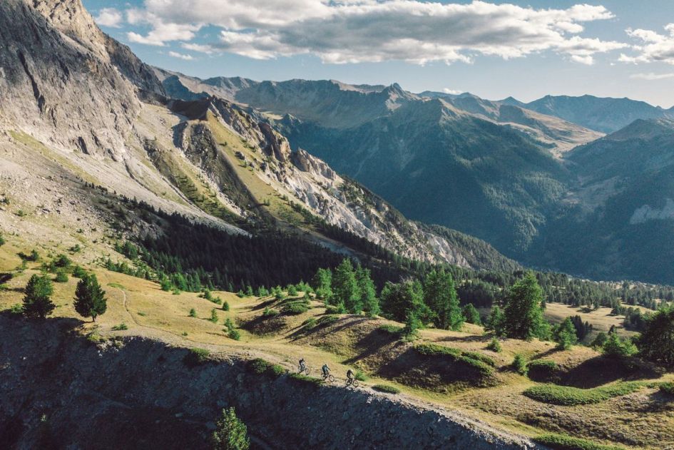 Mountain biking in Sestriere, with stunning mountain lanscapes in the background.