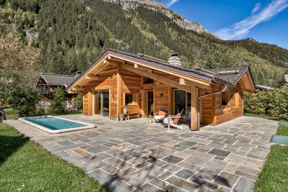 External of Chalet Picoso, displaying the outdoor swimming pool and mountainous views.